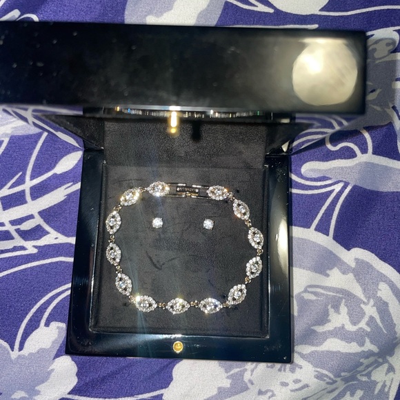 Brand New Givenchy Bracelet and Earrings Set 💎🤩 Perfect for any Women 🔥 - Picture 3 of 5